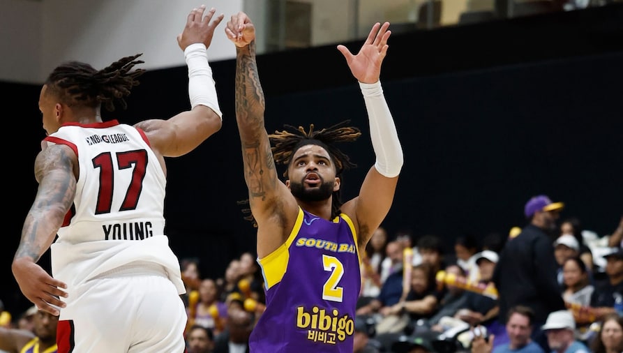 FOURTH-QUARTER SURGE LIFTS SOUTH BAY LAKERS OVER SIOUX FALLS